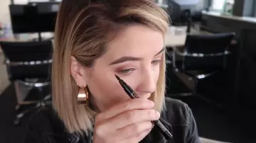 The eyeliner felt-black Bourjois of Zoella (Zoe Suggested) in his video "TOO MANY TEARS & TOO MANY TREATS"