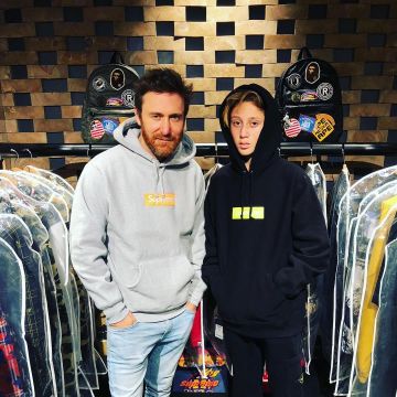 David Guetta is wearing a grey sweatshirt Supreme Box Logo Hooded Sweatshirt (FW17) , seen on the account instagram of davidguetta