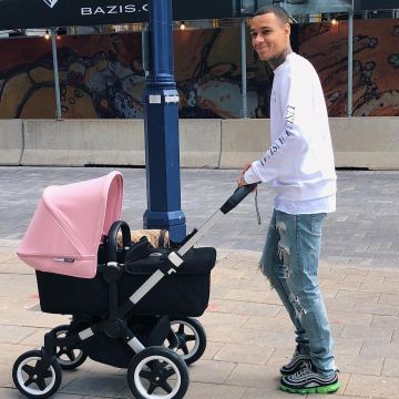 El par de Nike Air Vapormax '97 "neon" de Gregory van der Wiel en su cuenta de Instagram