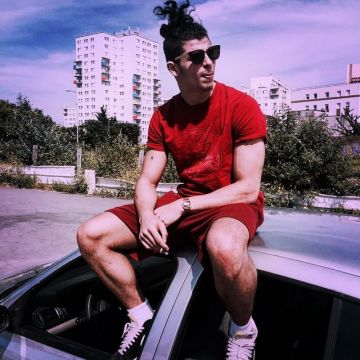 The pair of sneakers Nike Blazer black Suede that bears the Premium on his account Instagram @Primetimefut