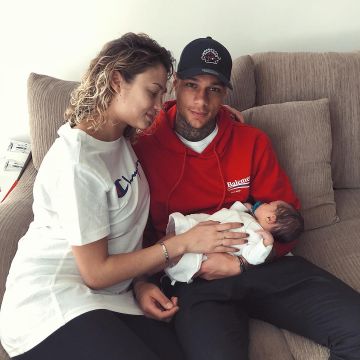 Sudadera con capucha roja balenciaga de Gregory van der Wiel en su cuenta de Instagram