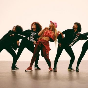 Sneakers Ultra Boost red Adidas Beyoncé on his account Instagram