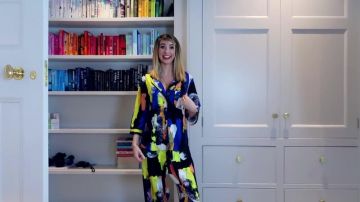 L'ensemble pyjama (chemise et pantalon) à motif pictural de Zoella (Zoe Sugg) dans sa vidéo "Best Friend Does My ASOS Shop"