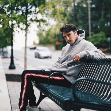 La sudadera con capucha campeona gris en la cuenta de Instagram @harrisonnevel