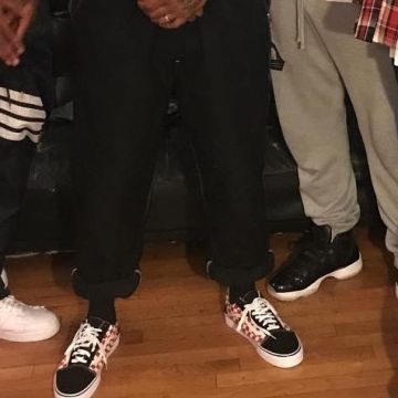 The vans CHECKERBOARD OLD SKOOL red on the account Instagram of Jay Rock