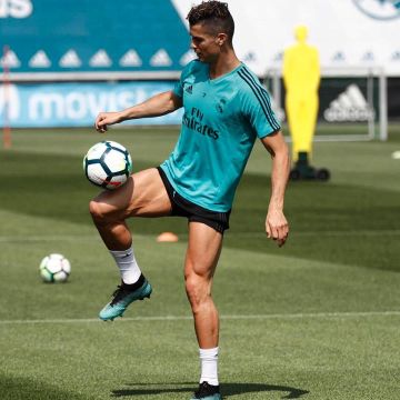 Le ballon de foot­ball Nike "Or­dem V La Liga" sur un post Instagram de Cristiano Ronaldo