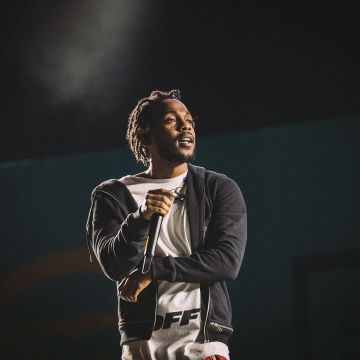 the T-Shirt printed Off White worn by Kendrick Lamar on the account Instagram Complex