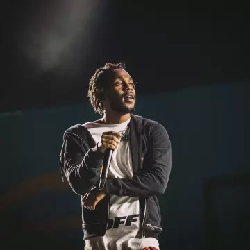 the T-Shirt printed Off White worn by Kendrick Lamar on the account Instagram Complex