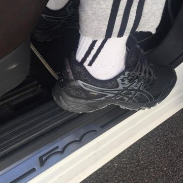 La paire de Asics Gel Sonoma 3 G-TX noires portée par Zola sur son compte Instagram @binkszola