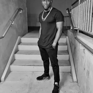 sneakers Nike Vapormax Off White worn by Kevin Hart on the account instagram of complex