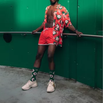 El par de zapatillas Gucci blancas que Birdyy lleva en su publicación de Instagram