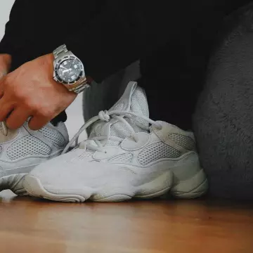 El par de zapatillas Adidas Yeezy 500 Blush Desert Rat de Vincent Queijo en su cuenta de Instagram