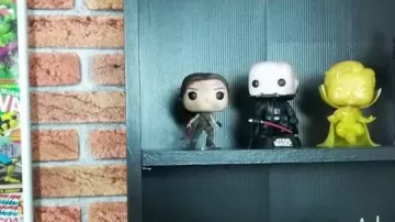 La figurine Funko Pop! Tomb Raider de Lara Croft dans la vidéo YouTube GAGNE le GANT de l'IN­FINI de THA­NOS ! #Concours (2018) de La chaine du Geek
