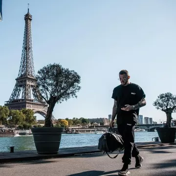 La camiseta negra de Balenciaga de Raphaël Pépin (Les Anges) en Instagram