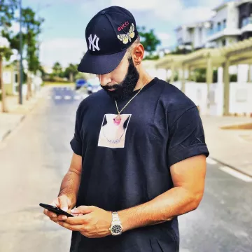 The t-shirt Supreme worn by the Weasel on his account Instagram