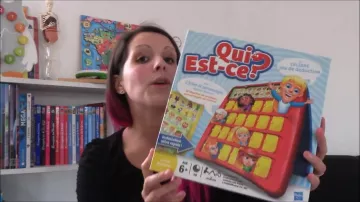 Le jeu de société Qui est ce? dans la vdéo youtube Les jeux de société d'Alice de Mme Maman