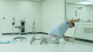 Sneakers white New balance Nic Eastman (Brenton Thwaites) in The Signal (2014)