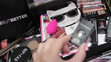 L'éponge à maquillage rose BeautyBlender de Zoella (Zoe Sugg) dans sa vidéo "TOO MANY TEARS & TOO MANY TREATS"