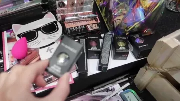 Les paillettes roses MAC de Zoella (Zoe Sugg) dans sa vidéo "TOO MANY TEARS & TOO MANY TREATS"