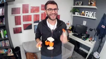 El juguete musical Mr.Knocky en el video "WTF objects" de Cyprien