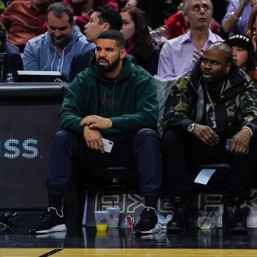 El teléfono inteligente Apple iPhone X de Drake en una publicación de Instagram