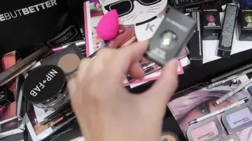 The transparent powder NIP+FAB Zoella (Zoe Suggested) in his video "TOO MANY TEARS & TOO MANY TREATS"
