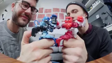 The robots arm wrestling chinese Batorobogu thumb in the video "The objects WTF" Cyprian