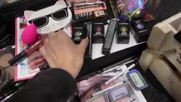 The sequins hologram lavender MAC Zoella (Zoe Suggested) in his video "TOO MANY TEARS & TOO MANY TREATS"