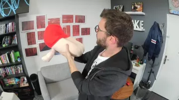 El cojín de la pierna de la mujer en el video "Objetos WTF" de Cyprien