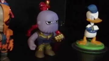 La figurine Disney Infinity Donald Duck vu sur La Chaîne du Geek dans la video "La visite de mon nouveau décor geek !"