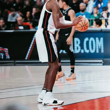La locura blanca nike pg 2 de Cameron Reddish en su cuenta de Instagram