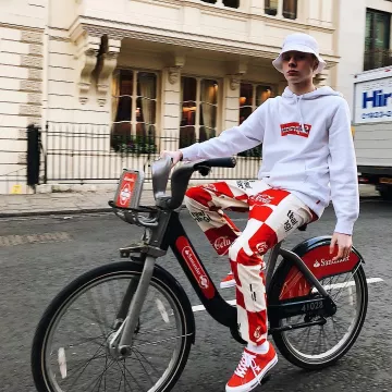 La caja del logotipo Supreme x CDG usada por Léo Mandella en su instagram