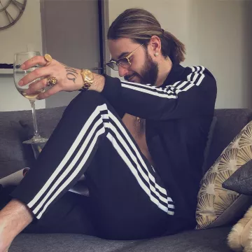 the survetement Adidas noir classic seen on the account Instagram of Sch