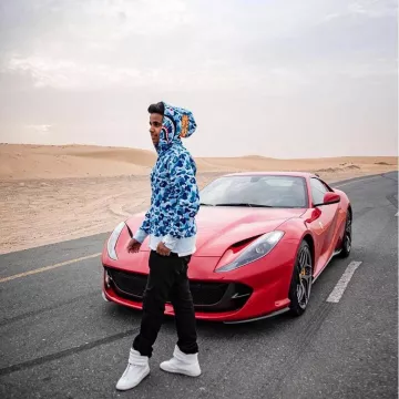 La sudadera con capucha bape shark blue camo en la cuenta de Instagram de @rsbelhasa