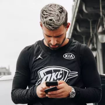 La camiseta negra de baloncesto Nike Jordan del equipo OKC usada por Vincent Queijo en su cuenta de Instagram