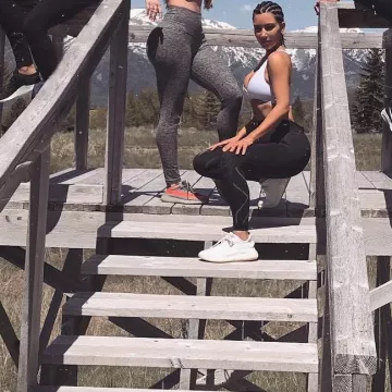 Les Adidas Yeezy Boost 350 V2 gris et orange de Amanda Elise Lee sur son compte Instagram