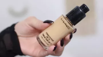EnjoyPhoenix's IP 15 MAC Fluid Foundation en su video Los 5 cimientos que más cubren