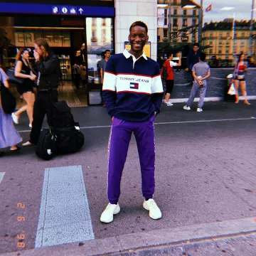 The navy blue jumper Tommy Hilfiger, worn by Birdyy on his post Instagram