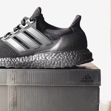 Zapatillas adidas Ultra Boost 1.0 Triple Black vistas en la cuenta de Instagram de F3l3ks