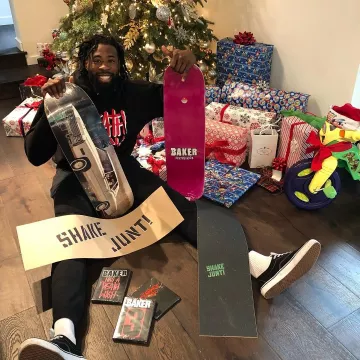 The pair of Vans authentic worn by Deandre Jordan on his post Instagram