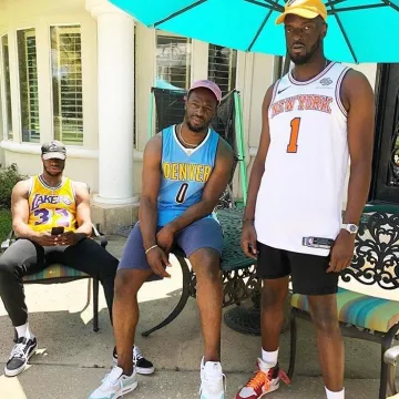 El par de Air jordan 1 off blanco que lleva Emmanuel Mudiay en su publicación de Instagram