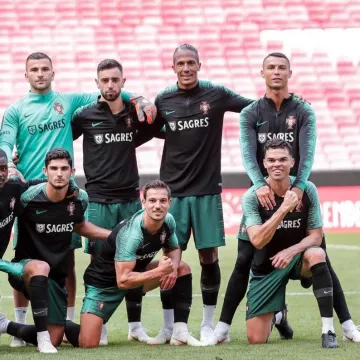 Le haut de survêtement Nike de l'équipe de football du Portugal porté par Cristiano Ronaldo sur Instagram