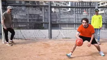 Les baskets marron Nike Air Huarache de Seb La Frite dans le clip "Freestyle de Potes" de Squeezie