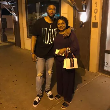 El par de viejas furgonetas skool que lleva Emmanuel Mudiay en su publicación de Instagram