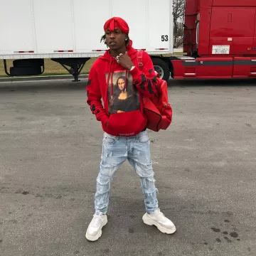 The sweatshirt off white mona lisa seen on the account Instagram of Rich the Kid
