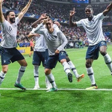 La camiseta Nike de la Selección Francesa de Fútbol 2018 Away usada por Antoine Griezmann en Instagram