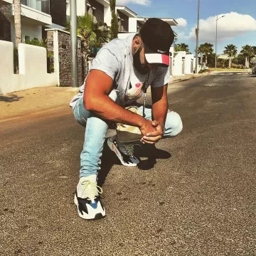 Sneakers Yeezy Wave Runner 700 to The Weasel on his account Instagram