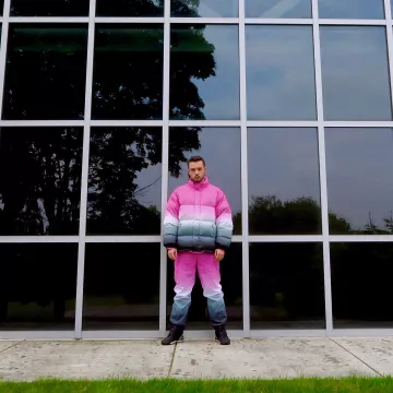 Los pantalones Supreme Gradient Pink usados por Eric Whiteback en su cuenta de Instagram