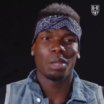 El pañuelo azul marino con patrón de cachemira usado por paul Pogba en su cuenta de Instagram