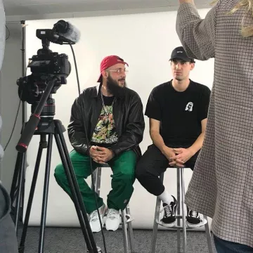 the sneakers Vans Old Skool worn by the rapper JeanJass on the post Instagram of Caballero